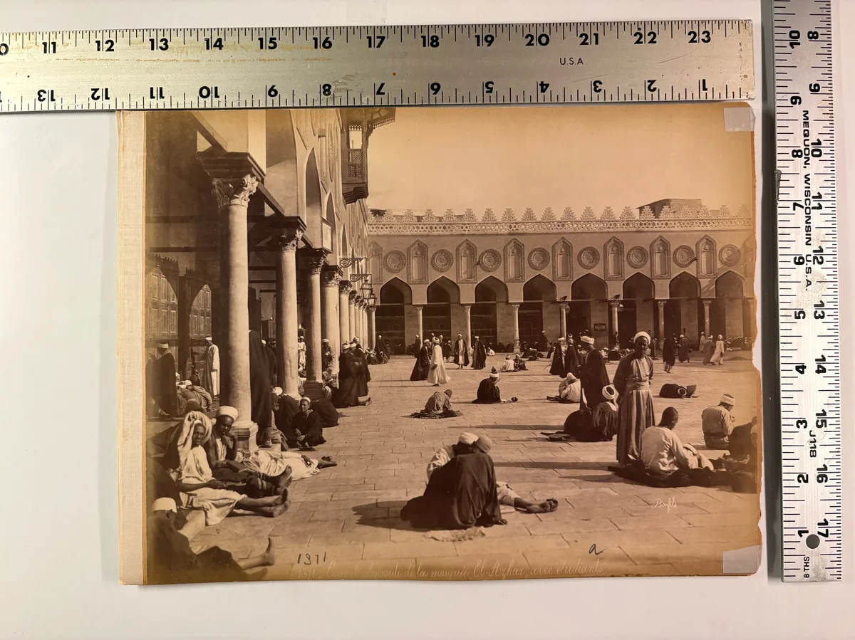 Cour et colonnade de la mosquée El-Azhar, avec étudiants